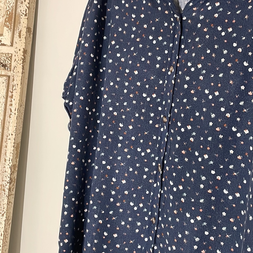 UNIVERSAL THREADS BLU FLOWER PRINT BUTTON UP SHORT SLEEVE TOP - Picture 3 of 6